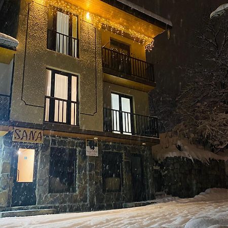 Sana Guest House Mestia Eksteriør bilde